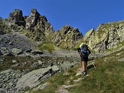 43 In decisa salita al cospetto delle verticali pareti rocciose del Valletto